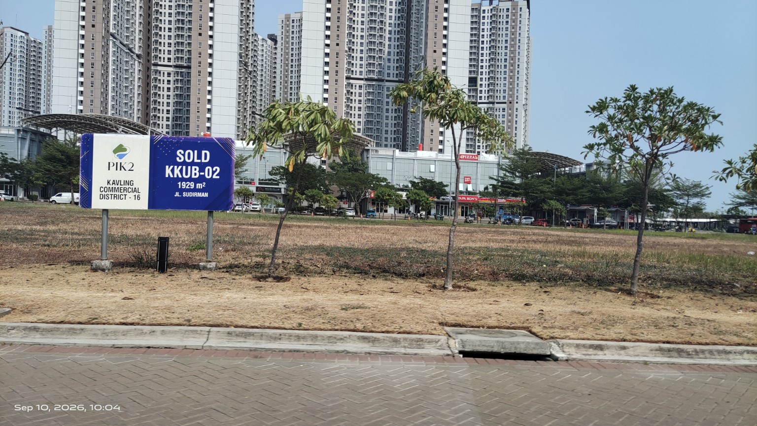 Kawasan apartemen dan area komersial PIK 2