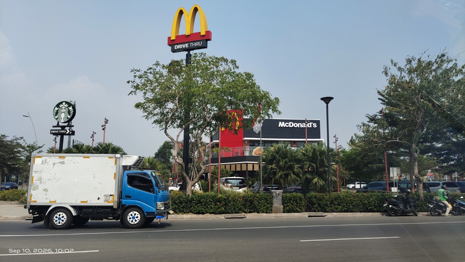 Fasilitas kuliner McDonald’s dan Starbucks di kawasan PIK 2